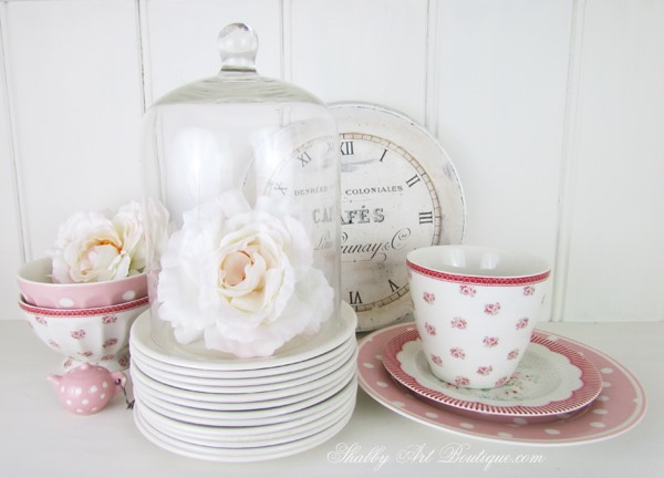 Timeless white styling tips from Shabby Art Boutique. Click to find out how now or PIN for later.