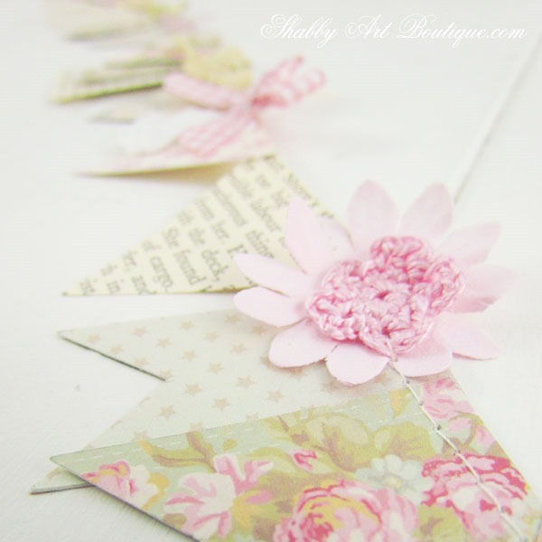 Easy DIY shabby scraps garland by Shabby Art Boutique. Click for quick and easy tutorial ir PIN for use later