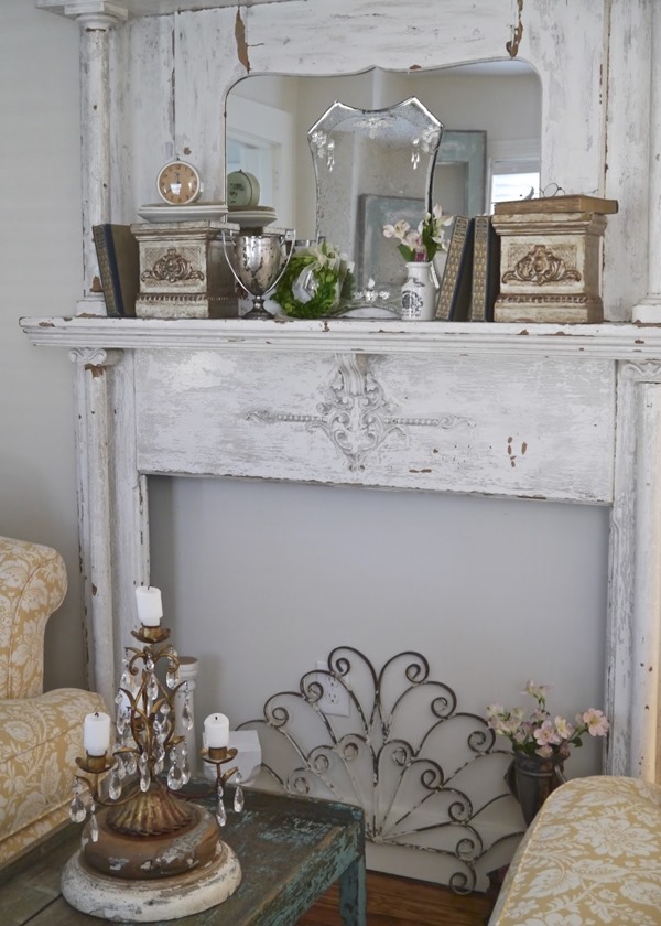 Shabbilicious Sunday featuring Chateau Chic. Weekly series by Shabby Art Boutique that features beautiful homes that embrace vintage, cottage and shabby chic decorating.