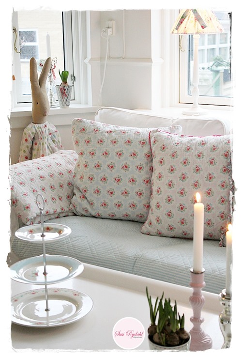 Shabbilicious Sunday takes us on a tour of Susi Rydahls gorgoeus Denmark home. Filled with her pretty GreenGate pastel mix and match style, if you love shabby or cottage style decorating you'll love this tour. Click to visit Shabby Art Boutique now or PIN for later.