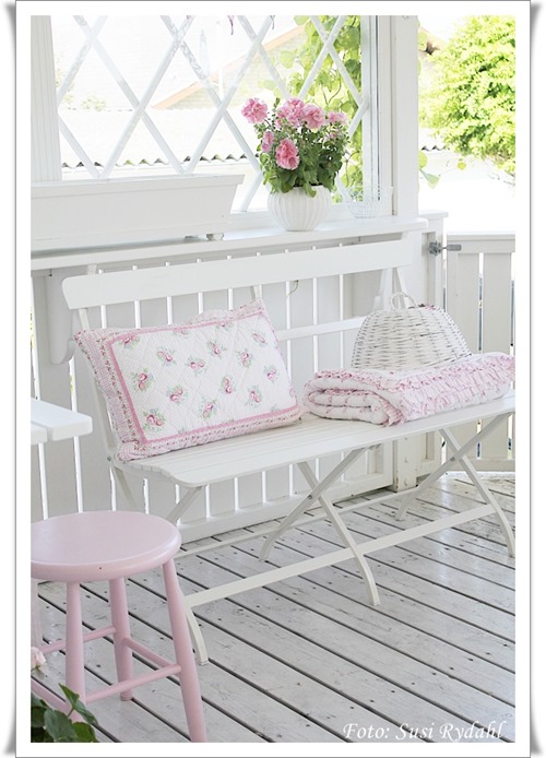 Shabbilicious Sunday takes us on a tour of Susi Rydahls gorgoeus Denmark home. Filled with her pretty GreenGate pastel mix and match style, if you love shabby or cottage style decorating you'll love this tour. Click to visit Shabby Art Boutique now or PIN for later.