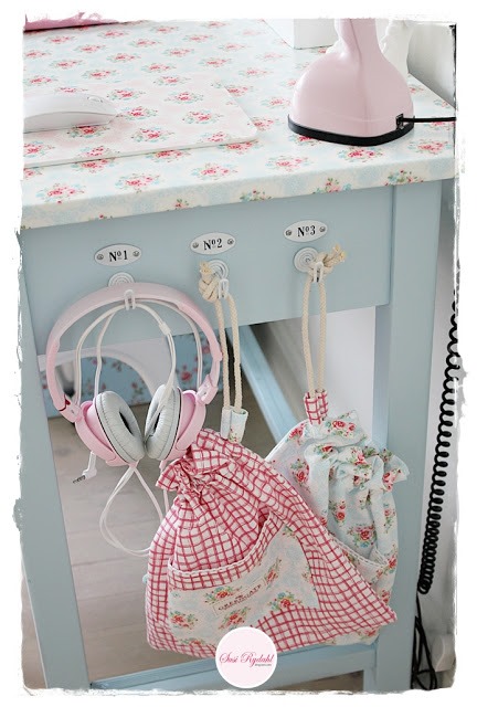 Shabbilicious Sunday takes us on a tour of Susi Rydahls gorgoeus Denmark home. Filled with her pretty GreenGate pastel mix and match style, if you love shabby or cottage style decorating you'll love this tour. Click to visit Shabby Art Boutique now or PIN for later.