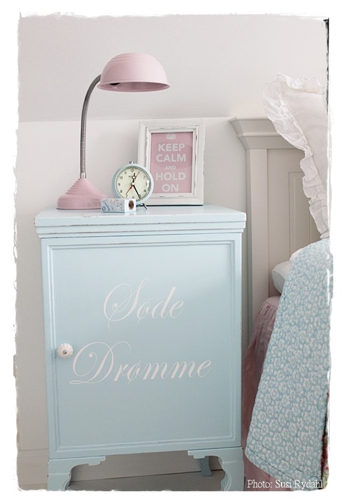 Shabbilicious Sunday takes us on a tour of Susi Rydahls gorgoeus Denmark home. Filled with her pretty GreenGate pastel mix and match style, if you love shabby or cottage style decorating you'll love this tour. Click to visit Shabby Art Boutique now or PIN for later.