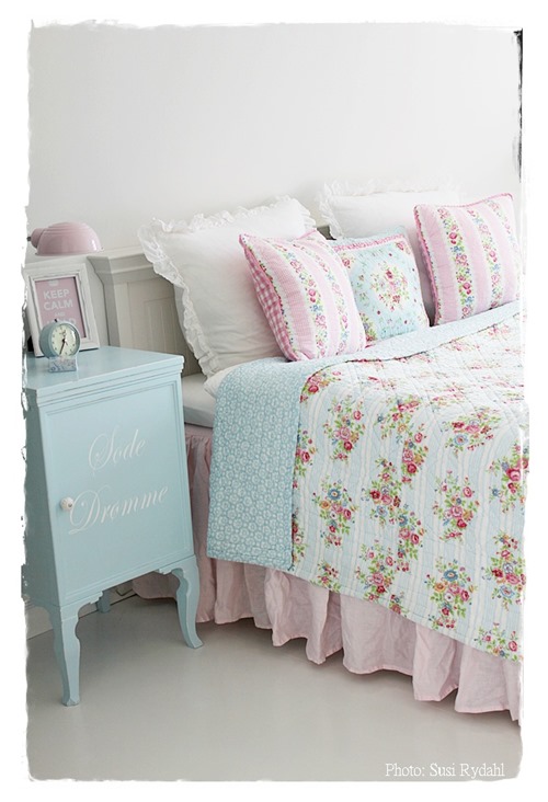 Shabbilicious Sunday takes us on a tour of Susi Rydahls gorgoeus Denmark home. Filled with her pretty GreenGate pastel mix and match style, if you love shabby or cottage style decorating you'll love this tour. Click to visit Shabby Art Boutique now or PIN for later.