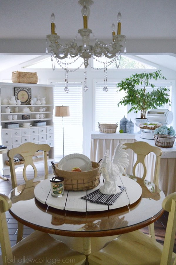 Shabbilicious Sunday takes a tour around the gorgeous Fox Hollow Cottage. See how Shannon creates a home on an everyday budget. Click to visit or PIN for later.
