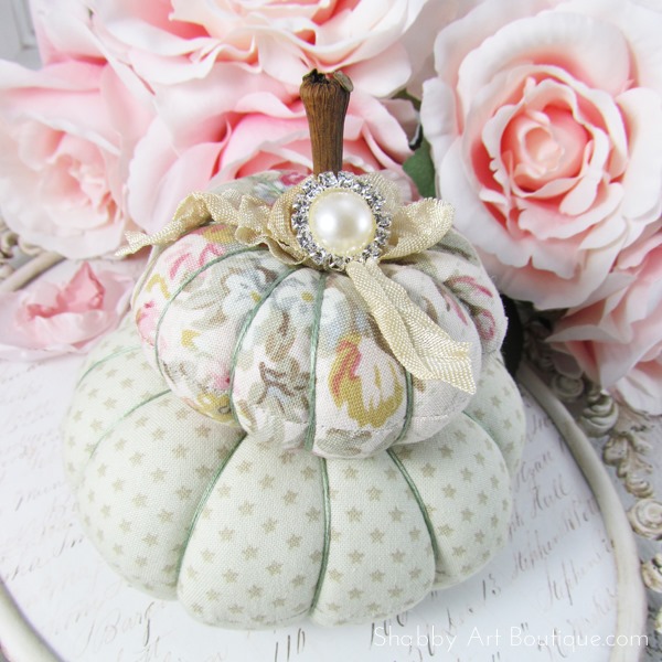 DIY: beautiful shabby fabric pumpkins to make for Autumn/Fall. Click for full tutorial or PIN for later.