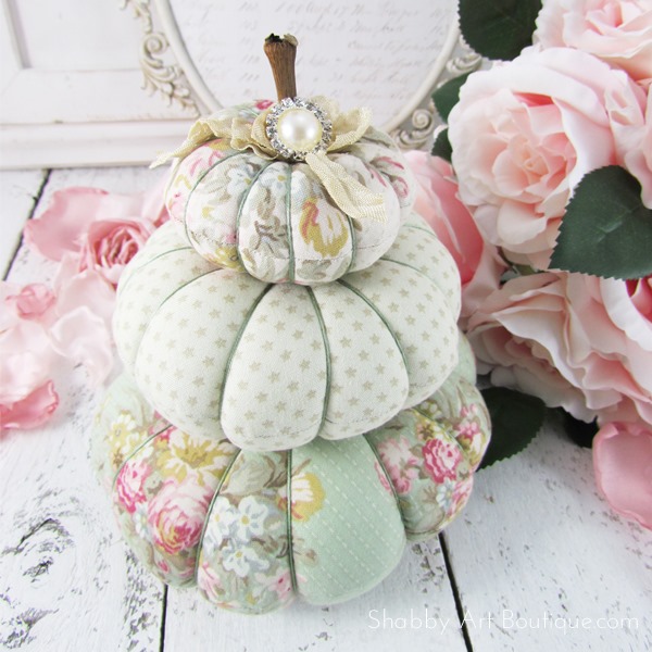 DIY: beautiful shabby fabric pumpkins to make for Autumn/Fall. Click for full tutorial or PIN for later.