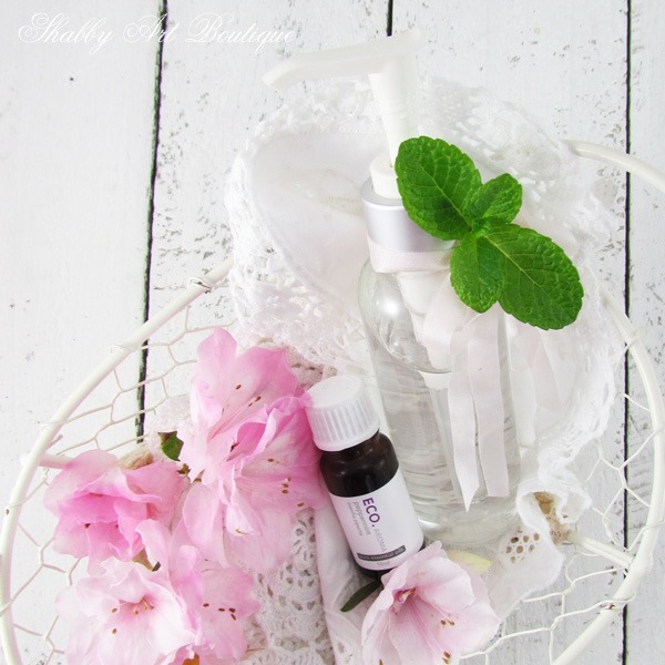 How to make Peppermint Cooling Spray using just 2 ingredients. Perfect for those menopausal hot flashes! Get the recipe at Shabby Art Boutique. 