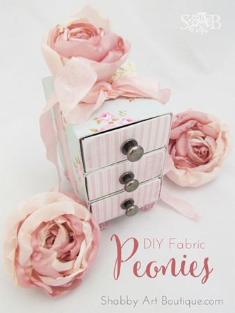 Easy to follow tutorial for making fabric peonies and roses form Shabby Art Boutique. PIN for later or click to get instructions.