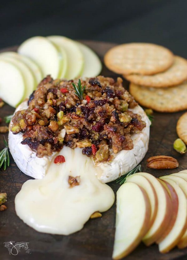 Easy-Baked-Brie-with-Nuts-and-Cranberry4