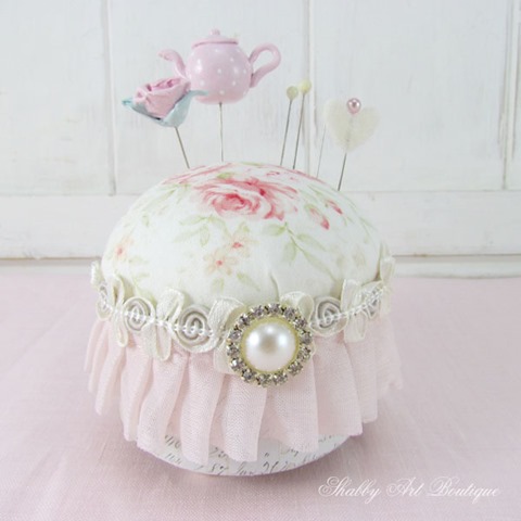 Tutorial for a pretty shabby pincushion by Shabby Art Boutique