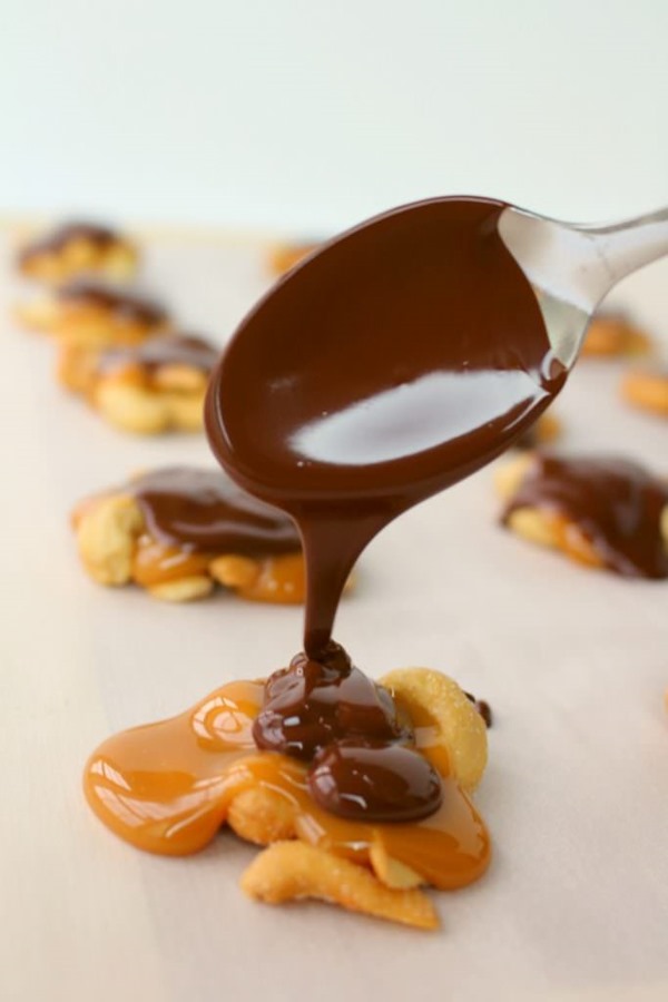 Chocolate-Caramel-Cashew-Clusters-DelightfulEMade-vert1-683x1024