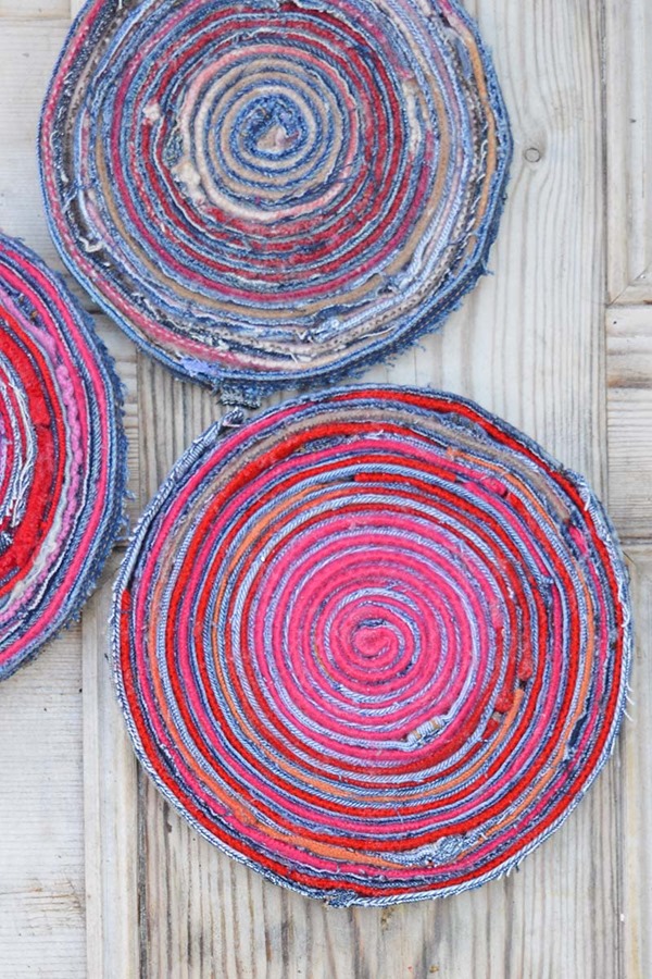 upcycled-denim-fabric-placemats-wood-s