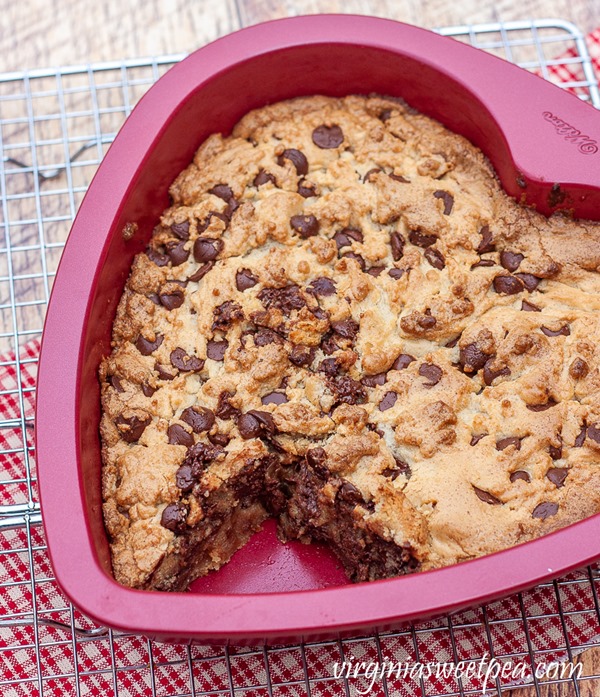 Easy-and-Delicious-Chocolate-Chip-Cookie-Cake-6